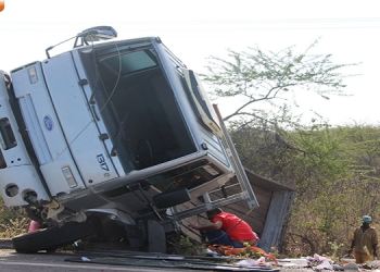 Caminhão carregado de frutas tomba após colidir contra Hilux em Jaicós